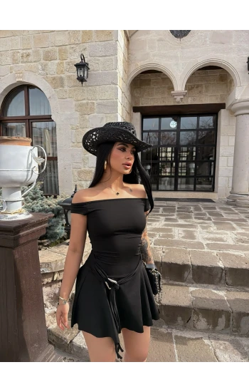 Siyah Eteği Aksesuarlı Straplez Elbise