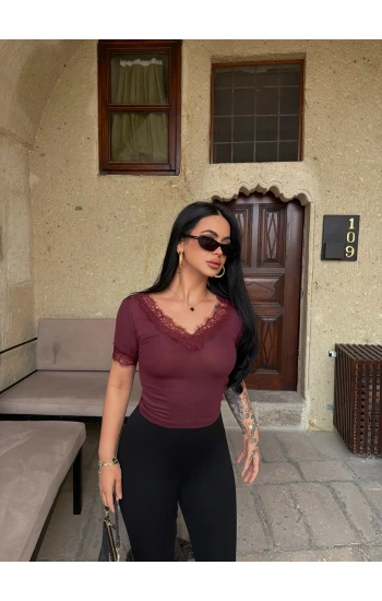 Bordo Kol ve Yaka Güpürlü Crop