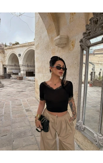 Siyah Kol ve Yaka Güpürlü Crop