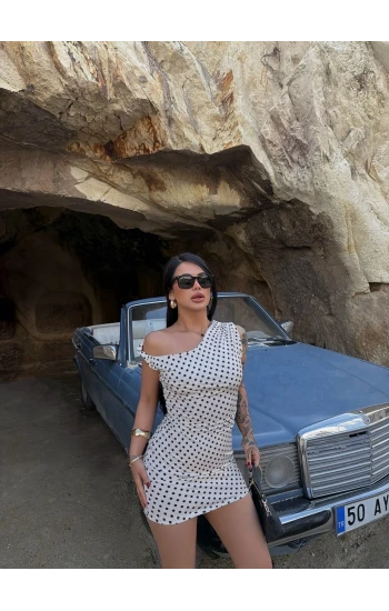 Beyaz Kayık Yaka Puantiyeli Elbise