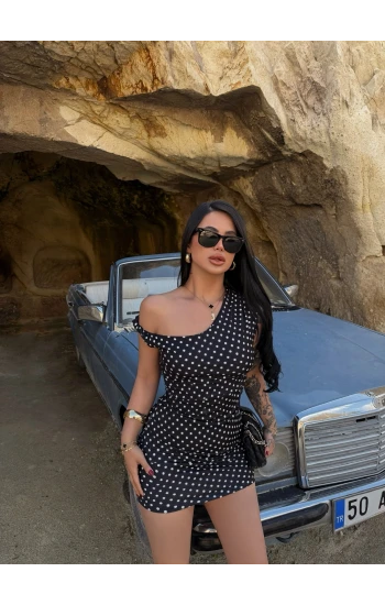 Siyah Kayık Yaka Puantiyeli Elbise