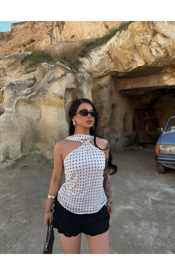 Beyaz Yaka Tokalı Puantiyeli Bluz