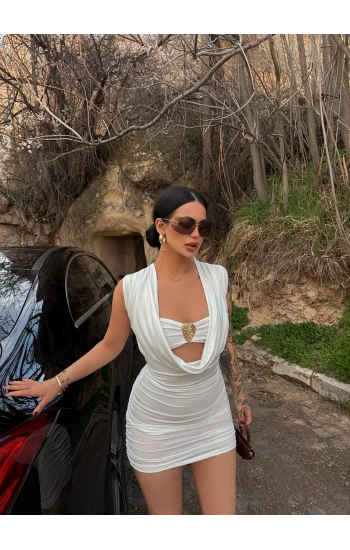 Beyaz Göğüs Aksesuarlı Degaje Elbise