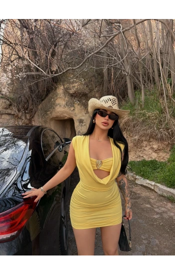 Sarı Göğüs Aksesuarlı Degaje Elbise