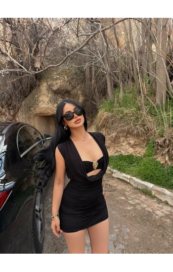 Siyah Göğüs Aksesuarlı Degaje Elbise