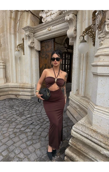 Kahve Göğüs Aksesuarlı Maxi Elbise