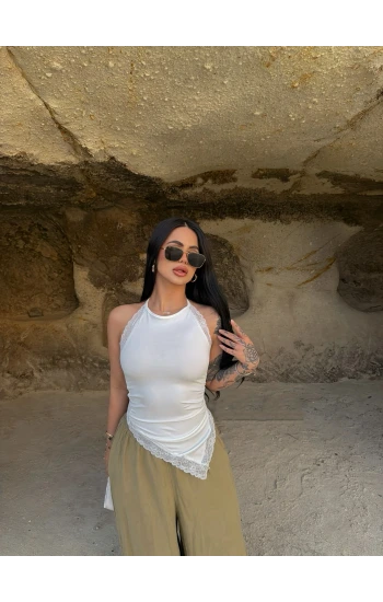 Beyaz Asimetrik Güpürlü Bluz