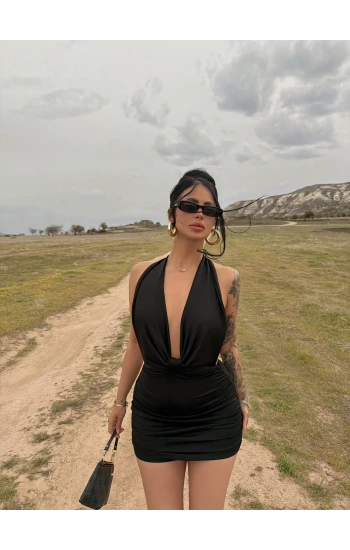 Siyah Sırt Zincirli Dekolte Elbise