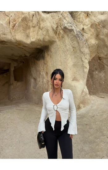 Beyaz Aksesuarlı Gofre Bluz