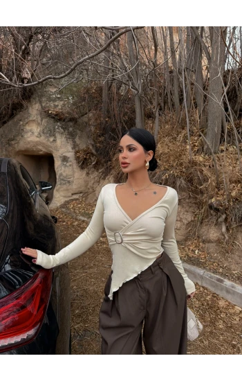 Beyaz Bel Tokalı Kruvaze Crop