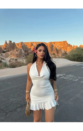 Beyaz Eteği Fırfırlı Büzgülü Elbise