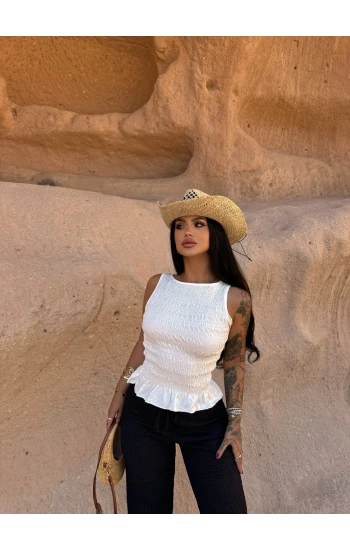 Beyaz Eteği Fırfırlı Kabartma Bluz