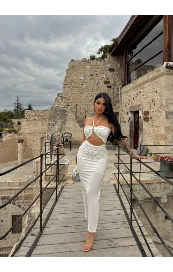 Beyaz Göğüs Aksesuarlı Maxi Elbise