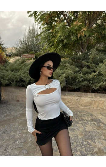 Beyaz Göğüs Pencereli Aksesuarlı Bluz