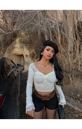 Beyaz Yaka Bağcıklı Dantel Detay Crop