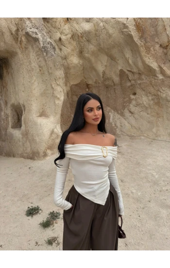 Beyaz Yaka Tokalı Asimetrik Bluz