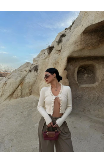 Ekru Broşlu Triko Hırka