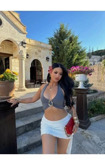 Gri Göğüs Aksesuarlı Crop