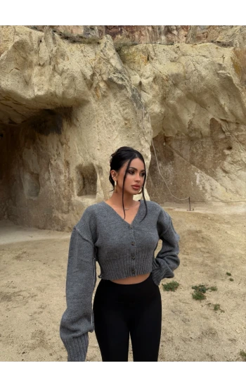 Gri Sırt Baskılı Düğmeli Hırka