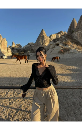 Noir Yaka Güpürlü Bluz