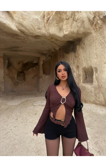 Kahve Aksesuarlı Gofre Bluz