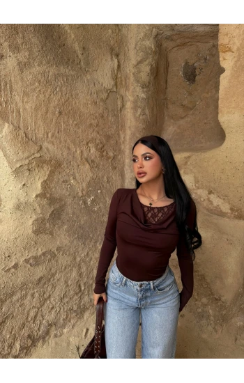 Kahve Göğüs Güpürlü Bluz
