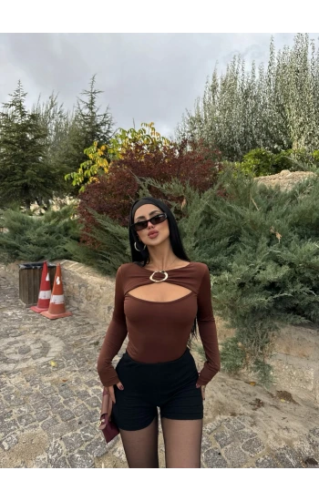 Kahve Göğüs Pencereli Aksesuarlı Bluz