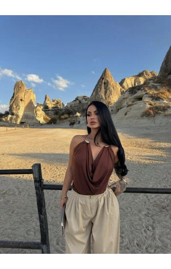 Kahve Nova Aksesuarlı Bluz