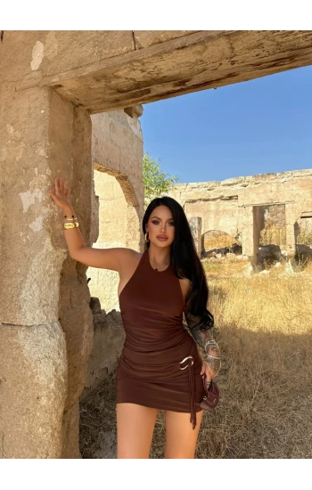 Kahve Yanı Tokalı Büzgülü Elbise