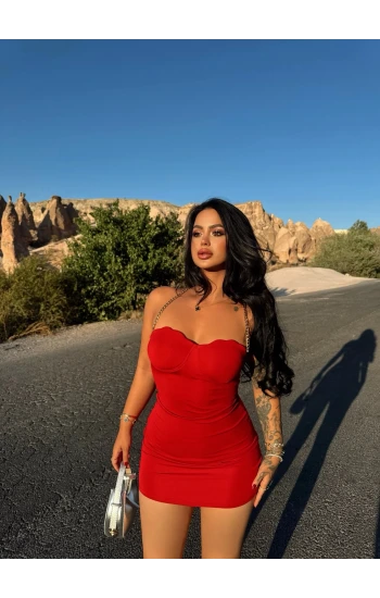 Kırmızı Gloplu Zincir Askılı Elbise