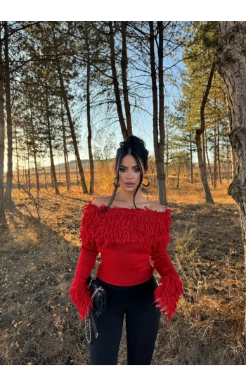 Kırmızı Kol ve Yaka Püsküllü Kazak