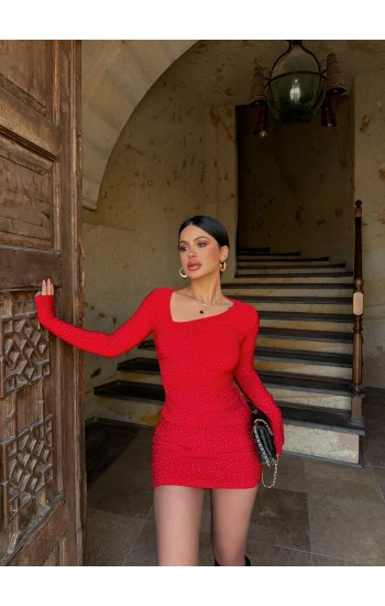 Kırmızı Yaka Asimetrik Taşlı Elbise