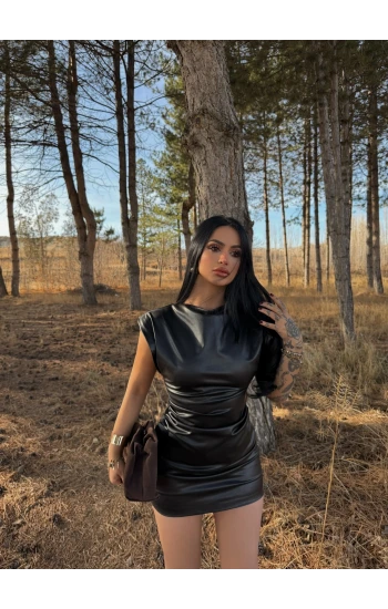 Omuz Vatkalı Deri Elbise