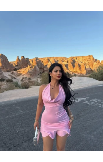 Pembe Eteği Fırfırlı Büzgülü Elbise