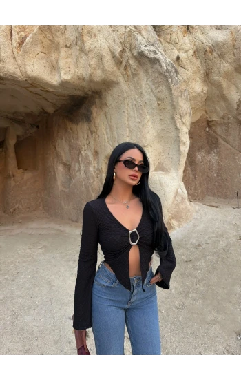 Siyah Aksesuarlı Gofre Bluz