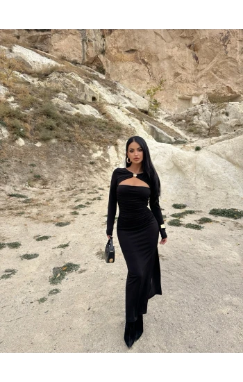 Siyah Aksesuarlı Pencere Detaylı Elbise