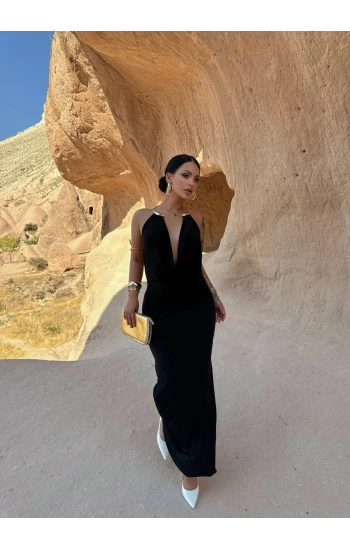 Siyah Boyun Aksesuarlı Degaje Elbise