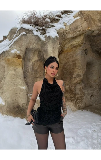 Siyah Boyundan Geçmeli Flok Bluz