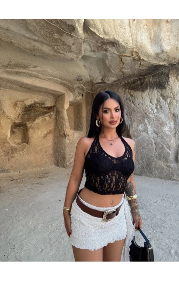 Siyah Boyundan Geçmeli Güpürlü Crop