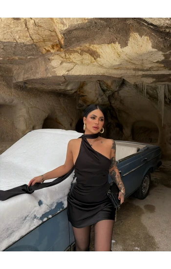 Siyah Boyundan Geçmeli Saten Elbise