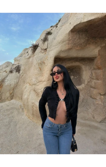 Siyah Broşlu Triko Hırka