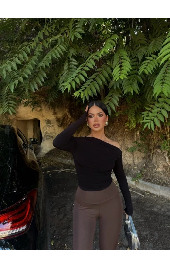 Siyah Büzgülü Kayık Yaka Crop