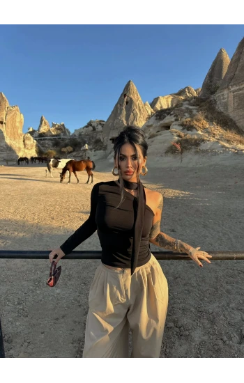 Siyah Fularlı İki Parça Crop