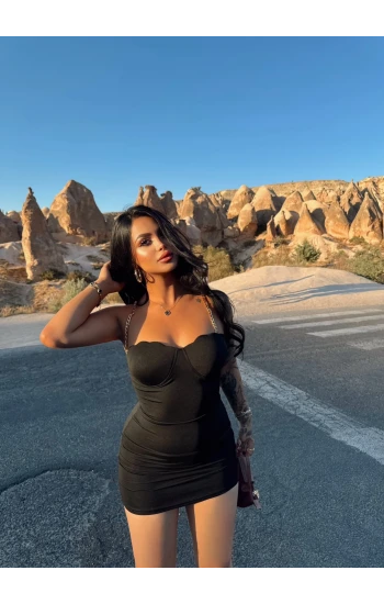 Siyah Gloplu Zincir Askılı Elbise