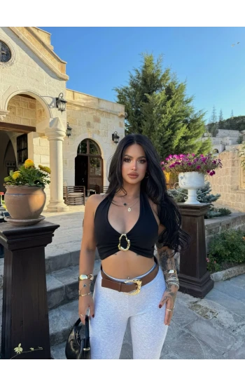 Siyah Göğüs Aksesuarlı Crop