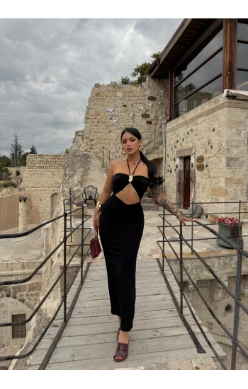 Siyah Göğüs Aksesuarlı Maxi Elbise