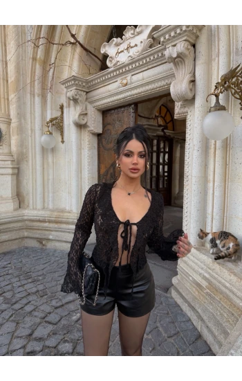 Siyah Göğüs Bağlamalı Güpürlü Crop