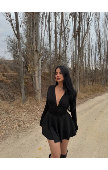 Siyah Göğüs Drapeli Şortlu Elbise