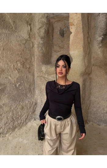 Siyah Göğüs Güpürlü Bluz