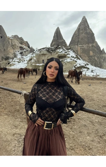 Siyah Güpürlü Dik Yaka Bluz